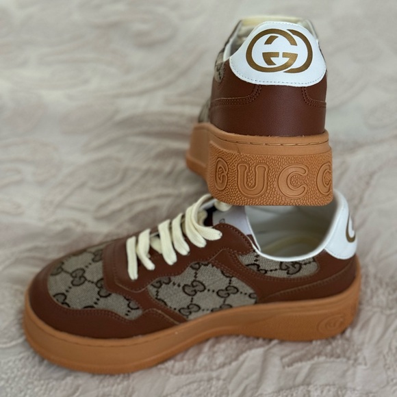 Like new! Size 5 - Picture 2 of 5